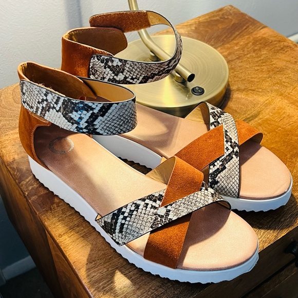 Journee Collection Java Women's Sandals. Snake Pattern. - Picture 4 of 8